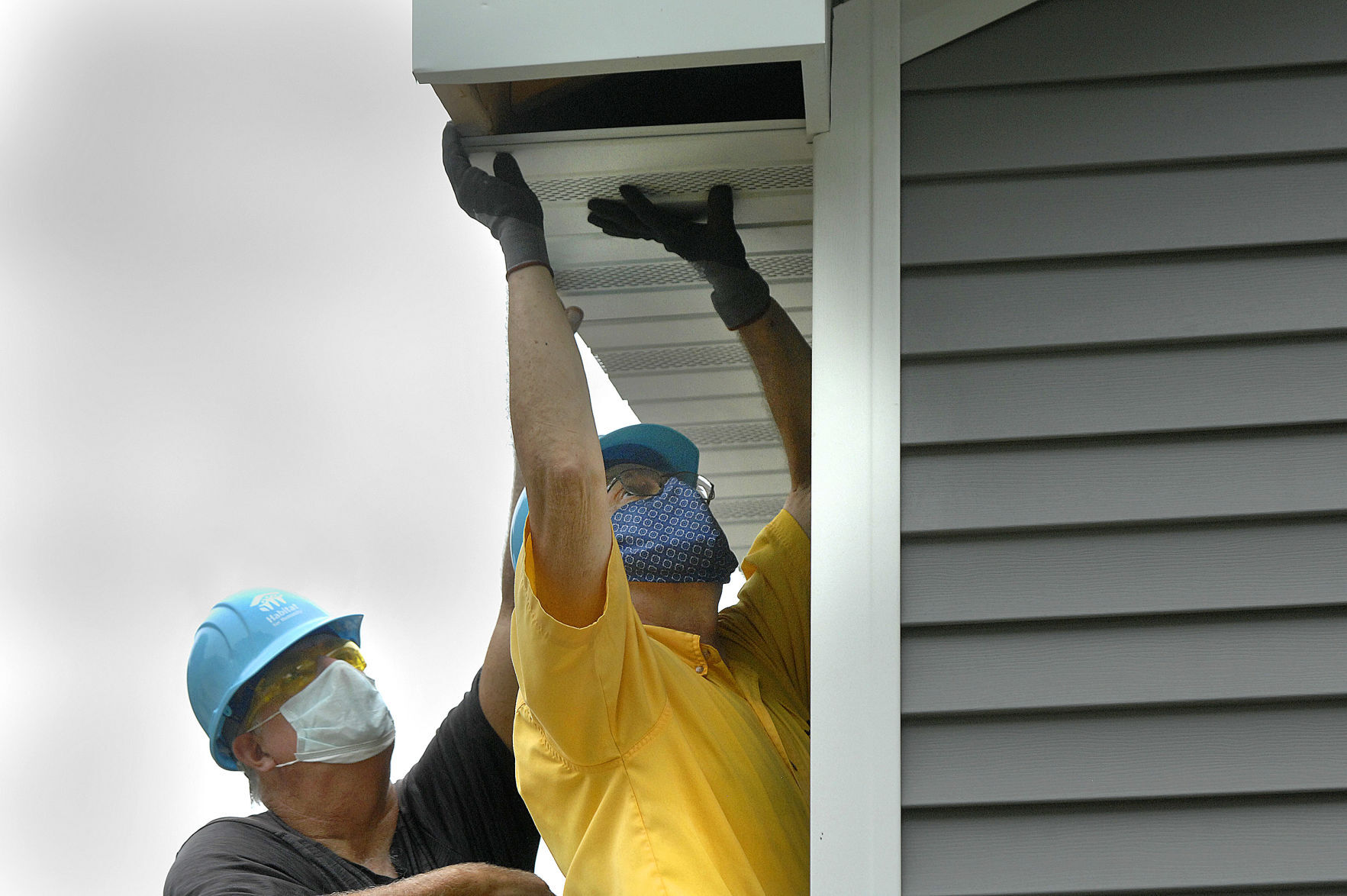 'Retired Crew' helps Habitat